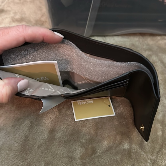 NWT Michael Kors Trifold Wallet - Picture 4 of 9